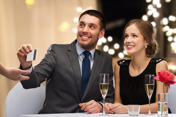 君の笑顔が見たいから♡男がつい「奢りたくなる女性」とは