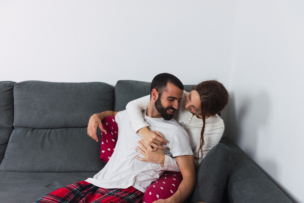 彼の心をギュッと掴む「可愛いハグの仕方」4選