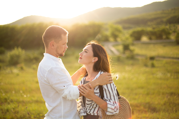 今すぐ抱きしめたい！男性が「キュンキュンする」女性の仕草4つ