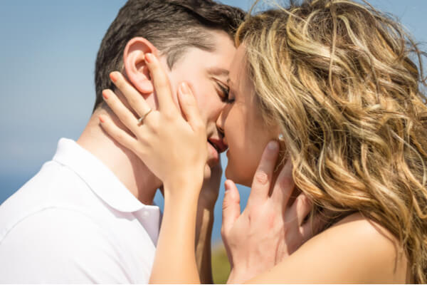 誰にも渡さない！男性が【本命彼女】にだけするキスとは？