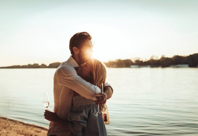 彼からの愛は本物？！彼のハグで分かる【本命度チェック】