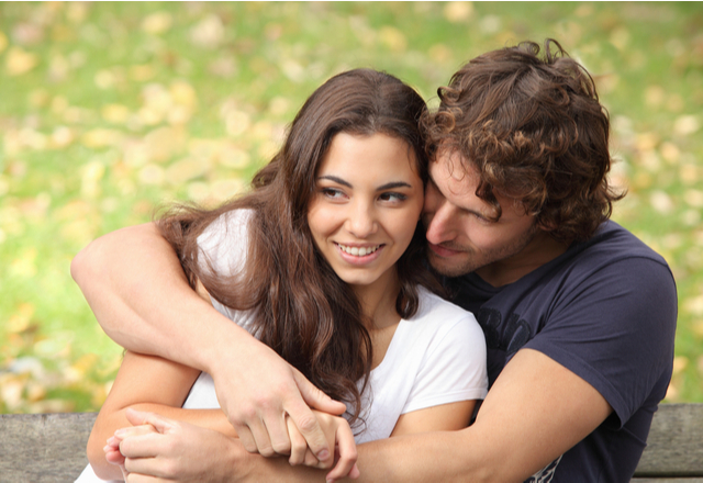 もうたまらん…♡彼氏が「彼女にギュッとしたくなる瞬間」4つ