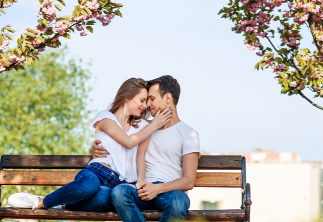 膝枕してほしい♡彼が「甘えたい時にするサイン」って？