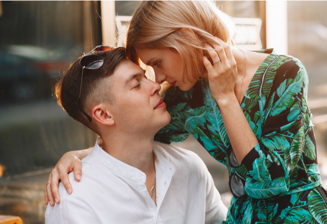 【男性心理】「本命女性」と「遊び相手にする」キス中仕草の違いとは