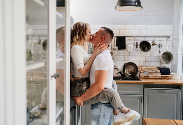 我慢できない…！女性を「ムラっとさせるキスの仕方」とは？