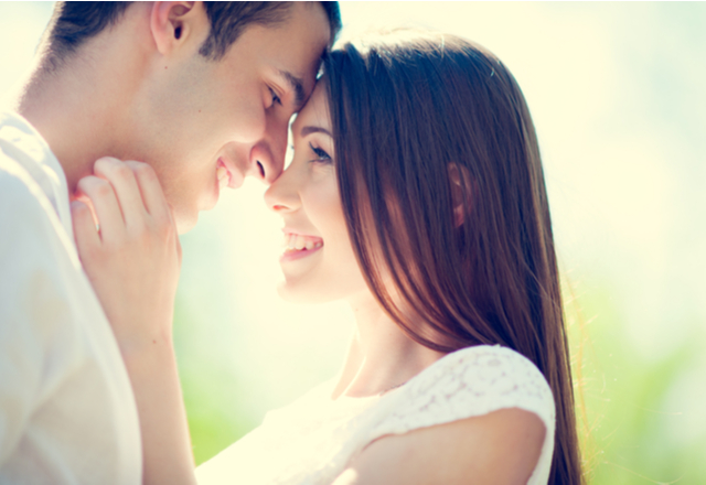 帰りたくなくなる…！女性を「興奮させるキス」の仕方って？