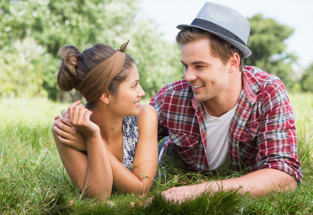 もう気付いてるでしょ？男性が脈あり女性に「意識的に出してるサイン」はコレ