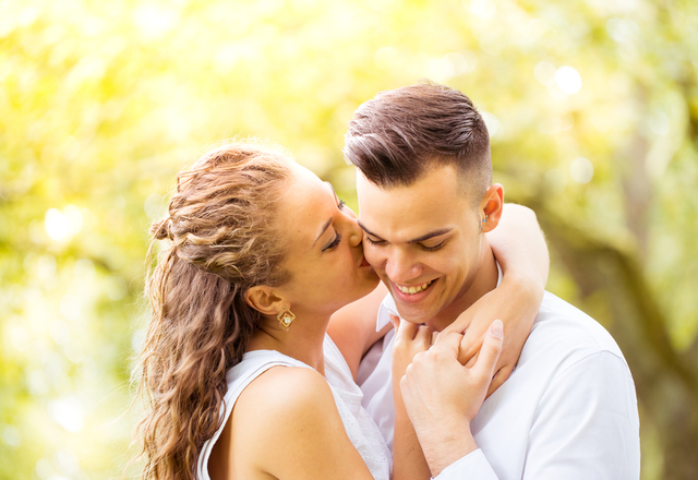 ズルすぎるじゃん…♡彼のドキドキが止まらなくなる「キス中の仕草」4選