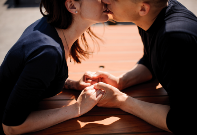 ブレーキ効かないよ…？男を「誘惑するキス中の仕草」って？