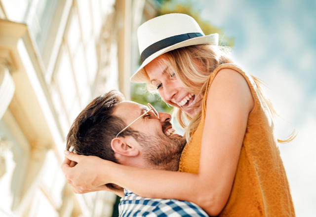 突然ハグ…♡男性が無意識に「彼女を抱きしめたくなる瞬間」っていつ？