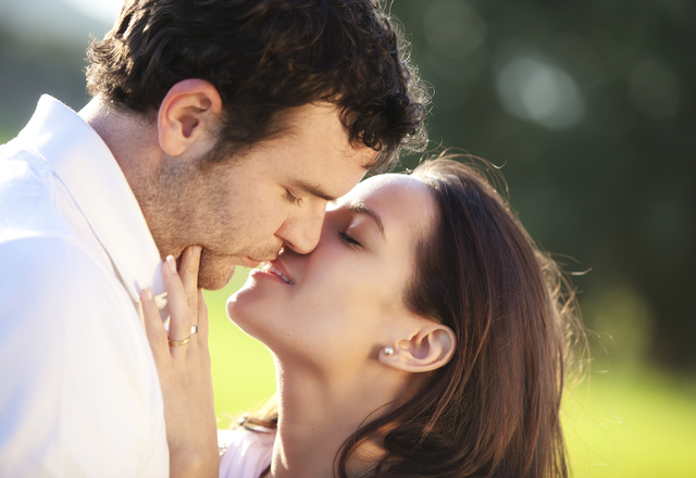 唇が吸い込まれる…♡男が「キスしたくなる女性の表情」4つ