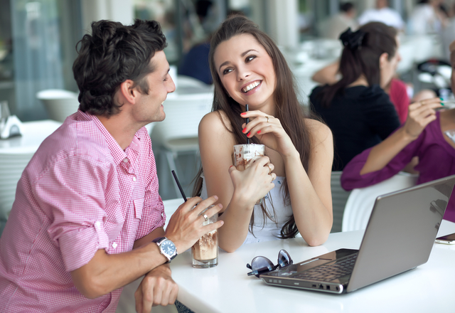 乱用注意！男性からの目線を独り占めする「あざかわ女子」の共通点4つ