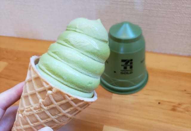 食べなきゃ損！【セブン】の「金のワッフルコーン 抹茶」は最後のひと口までウマい！