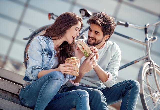 実はベタ惚れサイン…？男性が「本気で好きな女性にする愛情表現」とは