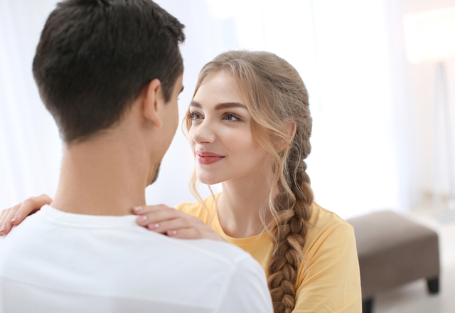 興奮する…♡【男性心理】男性が堪らなくなる「女性の仕草」4選