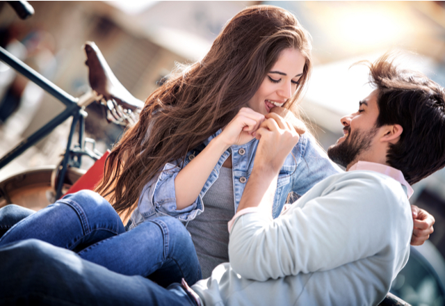 ねぇもっとこっちきてよ。男が「本命彼女にだけ」にみせる行動4つ