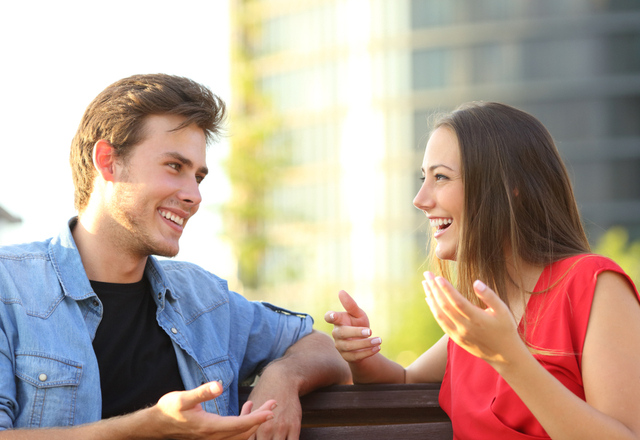 こんなに好きなんだよ？！口下手男性が「ベタ惚れ女性」にする行動4つ