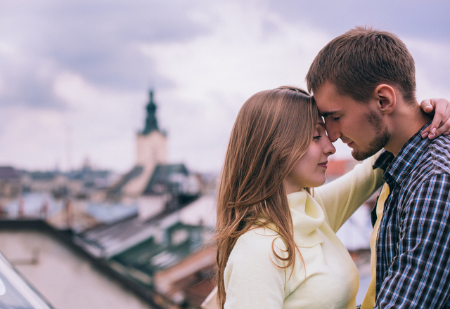 今ここでしてほしい♡彼女がドキッとする「キスのタイミング」とは