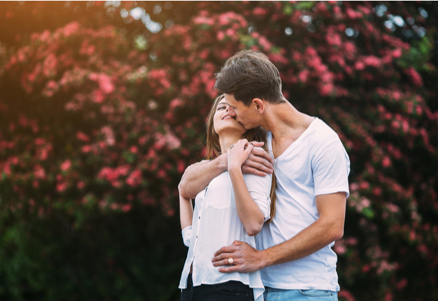 俺、本気だから…。男が【本命女性】にするハグの特徴