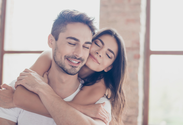 最高のご褒美です！彼が悶絶しちゃう「可愛いハグ」の仕方4つ