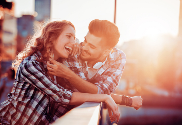 ずっと前から本気だよ？！男性が「ベタ惚れ女性」にみせる態度4選