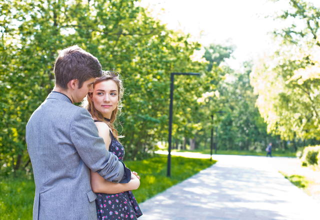 「もっと密着したい…！」女性が【興奮するハグの仕方】とは