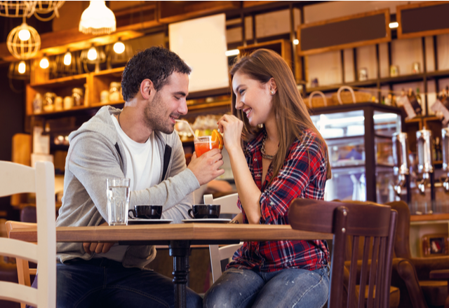 【男性必見】女性をキュンとさせる「自然なスキンシップ」とは