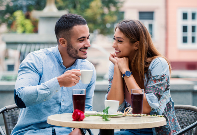 大好きだからです…♡女性が密かに見せる「脈アリサイン」とは
