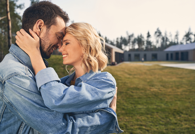 オトナ女子の皆さんは出来るよね？！「色っぽハグ」の仕方