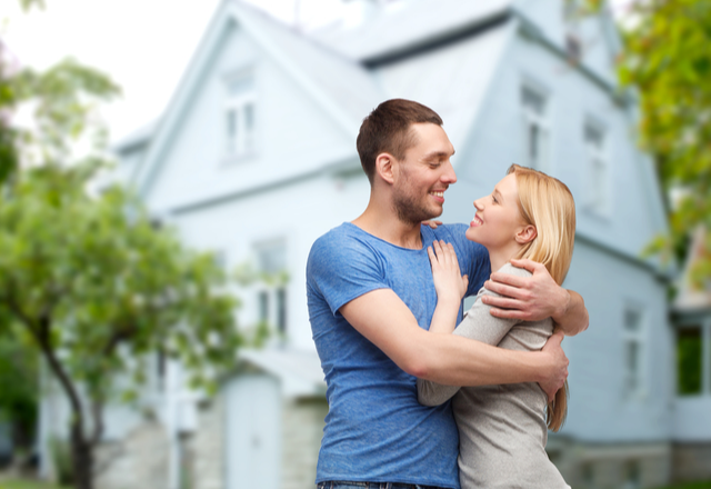 本当はベタ惚れ…?男性が「本気で好きな女性にする」ハグ4選