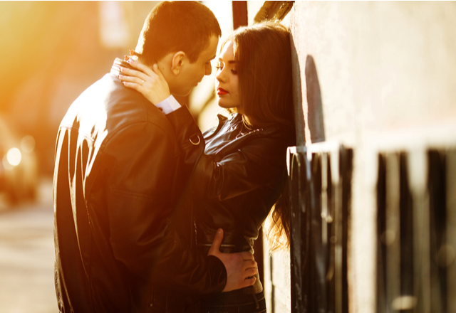 絶対気づいて欲しい…！男が「本命女性にするスキンシップ」とは？