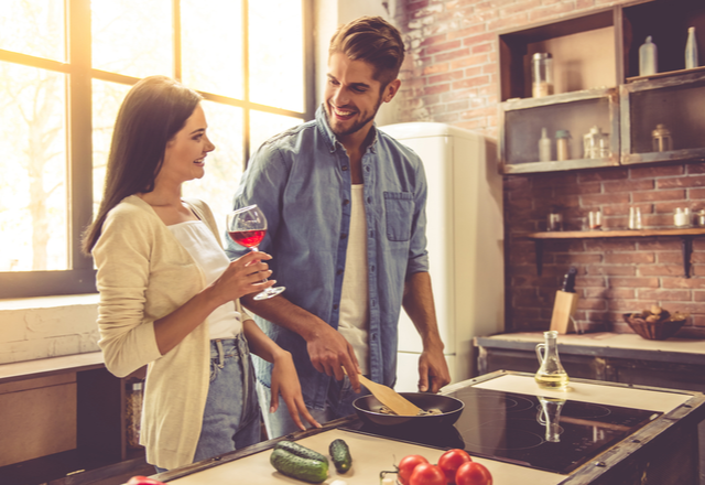 平常心ではいられない！男性が「本命女性にだけする行動」4選