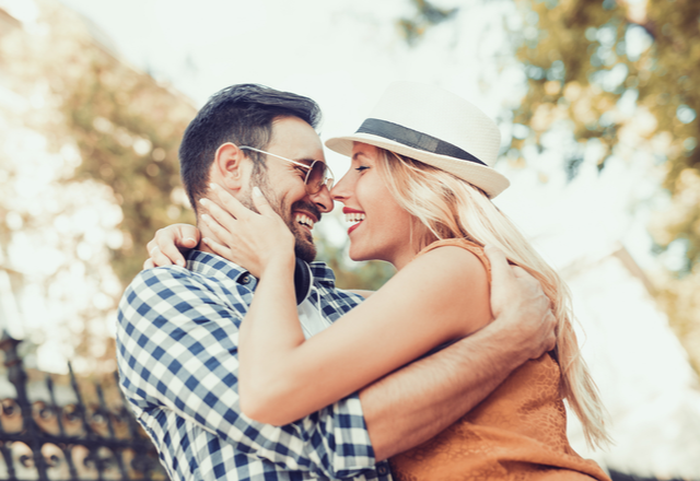 チェックしちゃお♡ハグの仕方で分かる《2人の親密度》