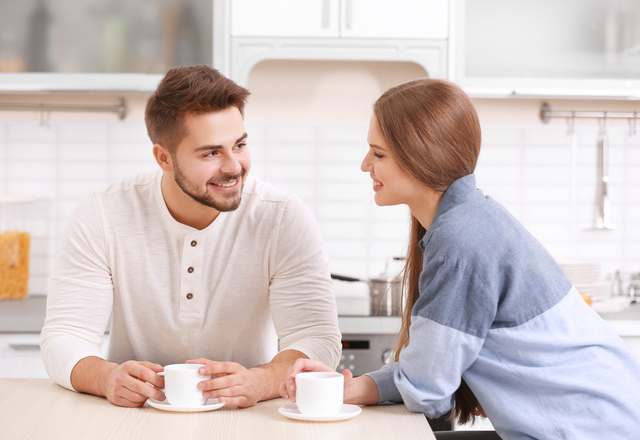 隣来てよ…！彼が「イチャイチャしたい時」にする言動って？