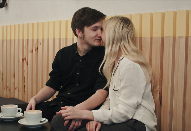 女性をムラムラさせる「キスの手順」って？