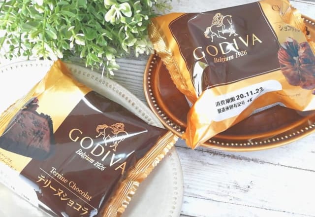 「両方美味すぎる！」GODIVA×パスコ【コラボパン】2品食べ比べ！