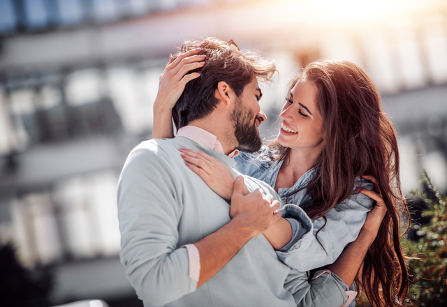 「好き」が溢れるッ…！男性が見せる【本命サイン】4選