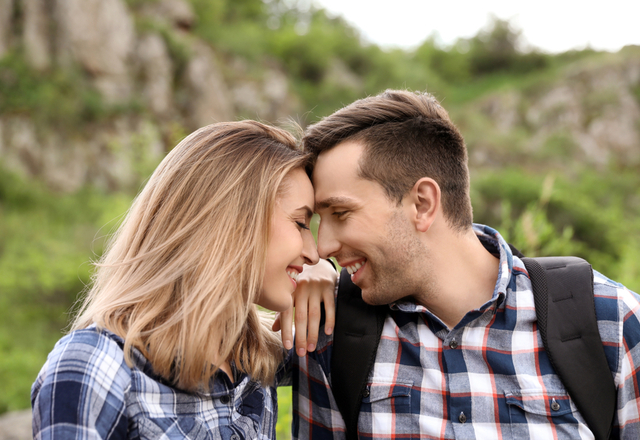 隠しきれなかった…！女性が「好きな男の前でする言動」って？