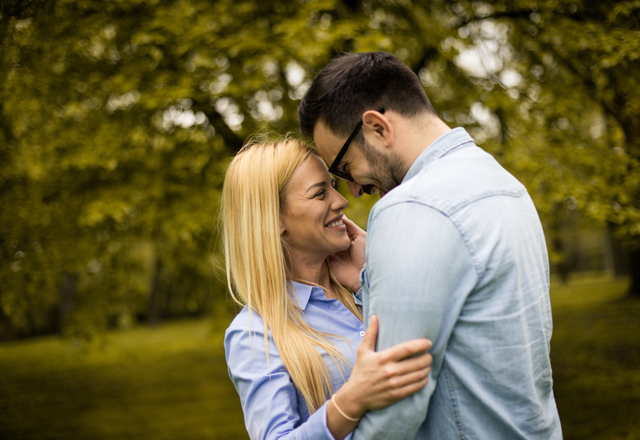 ドキドキしちゃって…女性が「本命男性の前でする言動」って？