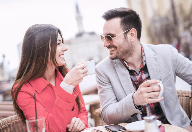 あれ、近い……♡？！男性が【本命女性】にだけすること4選