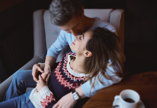 くっついていい…？彼がこっそりしてる「イチャつきたいサイン」