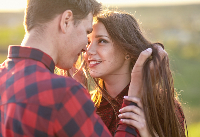 コレは甘えたいサイン！？女性が「ムラっとした時にする仕草」4つ