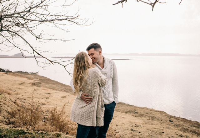 俺の愛情、伝わってる？男性が「好きな女性の前でしてしまう事」4つ