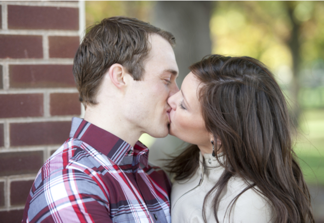 【男性必見！】女性がドキッとする「キス中の仕草」4選