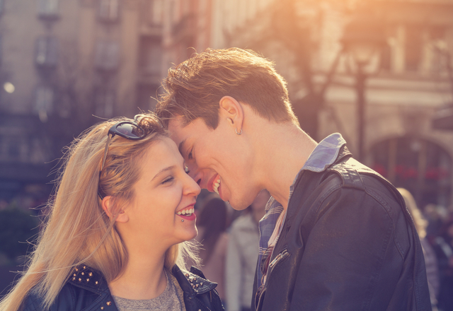 女性を気持ちよくさせる「キス中の合わせ技」