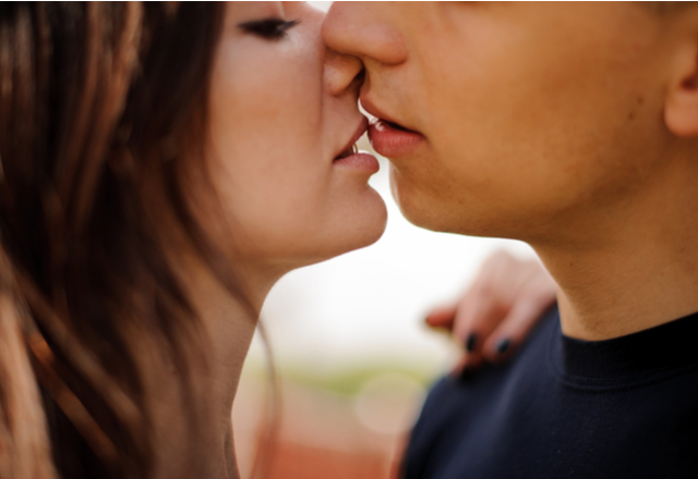 「もっとしたい…♡」と女性に言わせる【キスの仕方】4選