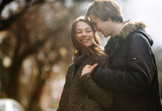 この触り方って！？男が「好きな女性限定」でするスキンシップ