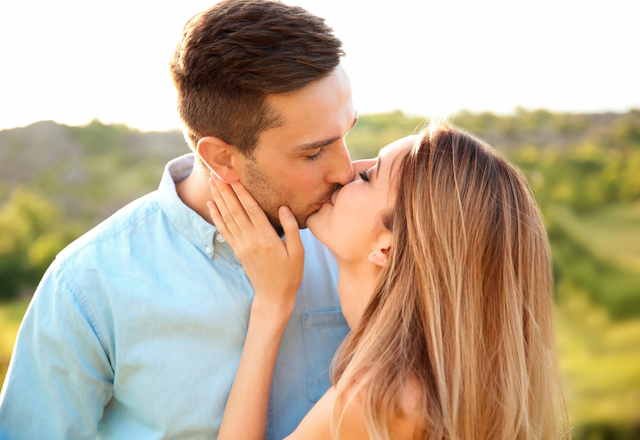 愛おしすぎてヤバい！男性がホレる「キス中の仕草」4つ