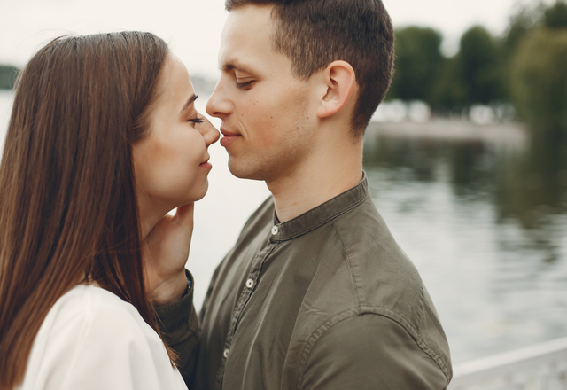 容姿は普通なのに…？！男性に【何故かモテる女性】の秘密