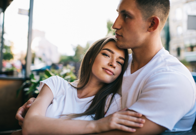 隣行っていいかな…？彼女が「甘えたい時にするサイン」4つ